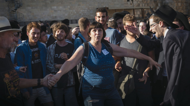 ויכוח בין חרדים לפעילים רפורמים וקונסרבטיבים בכותל המערבי, ארכיון. למצולמים אין קשר לנאמר בכתבה (צילום: הדס פרוש, פלאש 90)