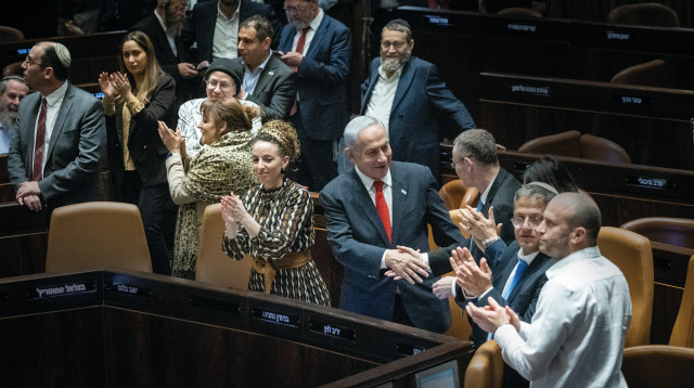 נתניהו ושותפיו חוגגים בכנסת השבוע # צילום יונתן , פלאש 90 (צילום: יונתן זינדל פלאש 90)