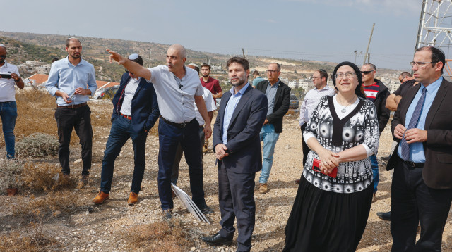 בצלאל סמוטריץ' וחברים מהציונות הדתית בסיור בהתנחלות אפרת בגוש עציון, אוקטובר 2022 (צילום: גרשון אלינסון, פלאש 90)