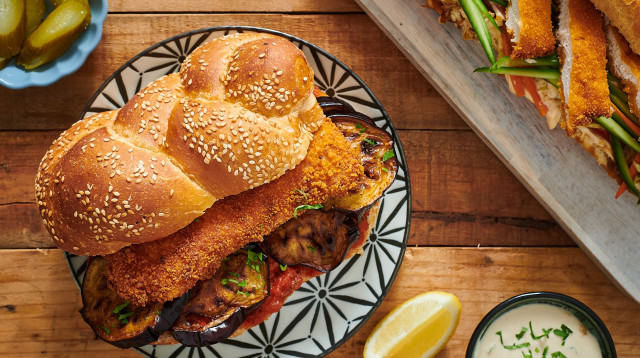 שניצל בחלה עם מטבוחה וחצילים מטוגנים. יאמי (צילום: יח"צ, מאסטר שף)