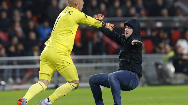 שוער סביליה מרקו דמיטרוביץ' מותקף על ידי אוהד פ.ס.וו איינדהובן (צילום: רויטרס)