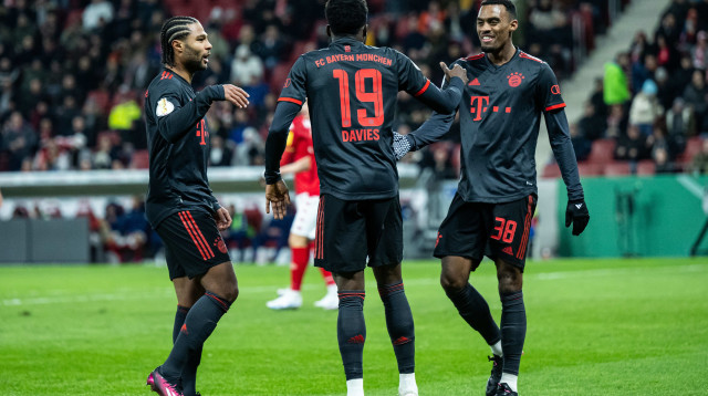 שחקן באיירן מינכן ריאן חראפנברך חוגג עם סרג' גנאברי, אלפונסו דייויס (צילום: GettyImages, Helge Prang - GES Sportfoto)