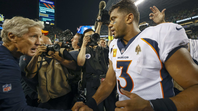 שלום קר. ראסל ווילסון ופיט קרול במפגש ב-12 בספטמבר (צילום: GettyImages, Steph Chambers)