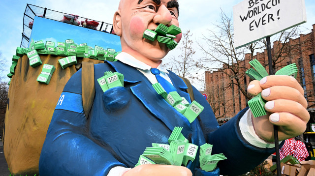 פסל נגד נשיא פיפ"א ג'יאני אינפנטינו (צילום: רויטרס)