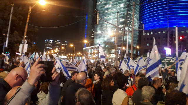 הפגנה נגד הרפורמה בצומת עזריאלי בתל אביב (צילום: יובל בגנו)