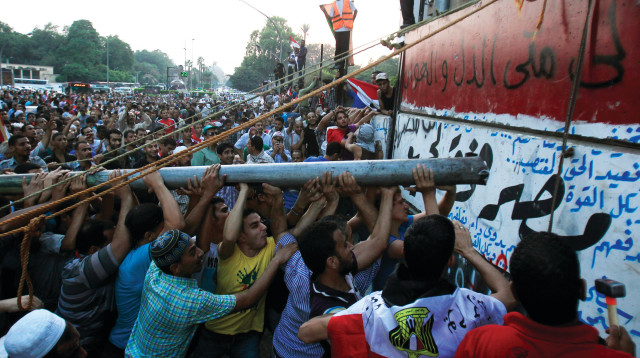 תקיפת שגרירות ישראל במצרים (צילום: רויטרס)