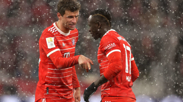 סאדיו מאנה עם תומאס מולר שחקני באיירן מינכן (צילום: GettyImages, Alexander Hassenstein)