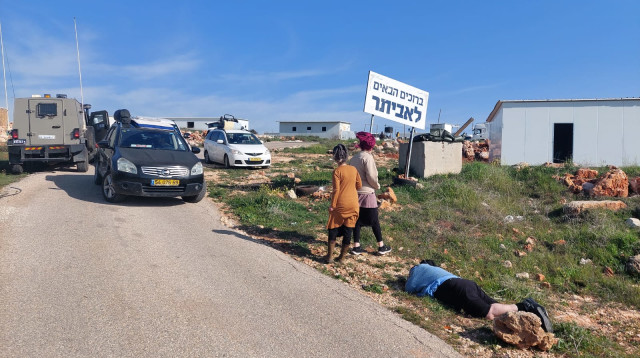 כוחות הביטחון הגיעו לפנות את אביתר (צילום: איתן שויבר/TPS)