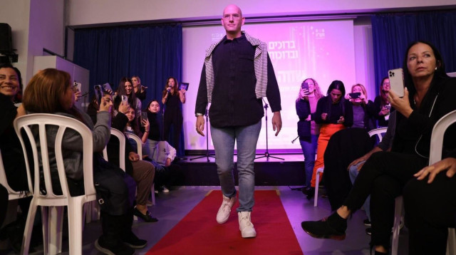 מדגמנים שוויון. האירוע נערך בחסות רשתות אופנה הפועלות בקניון (צילום: דוברות עיריית פתח תקווה, דוברות המרכז הרפואי מאיר)