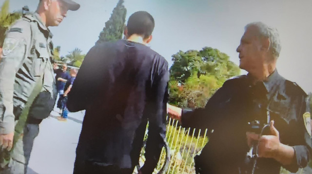 החשוד שנעצר בקיבוץ ניר דוד לגבי פגיעה ביהודים בנחל האסי (צילום: דוברות המשטרה)