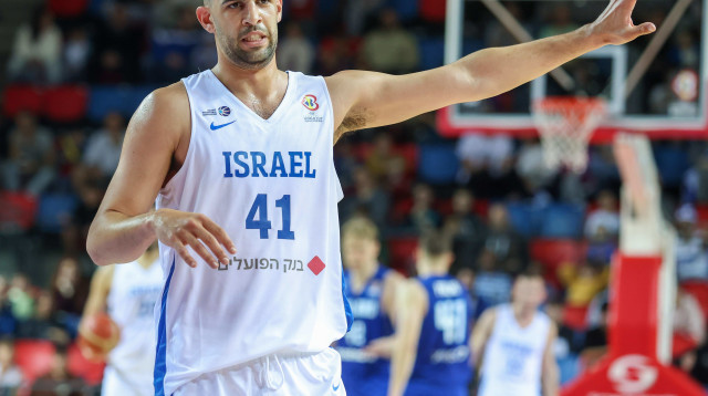 אחד מהשניים ששיחקו בכל משחק בקמפיין הכושל. תומר גינת (צילום: דני מרון)