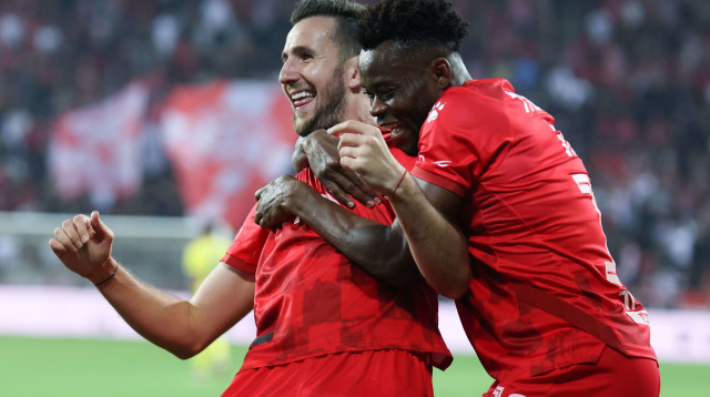 אדריאן פאון לצד יוג'ין אנסה הפועל באר שבע (צילום: דני מרון)