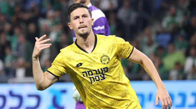 לירן רוטמן שחקן מכבי נתניה חוגג שער (צילום: ברני ארדוב)