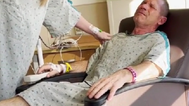 ג'ון איבנובסקי בן ה-60, אחרי הניתוח (צילום: מתוך טיקטוק)