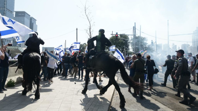 רימוני הלם ופרשים בהפגנה בתל אביב (צילום: אבשלום ששוני)