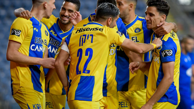 שחקני מכבי תל אביב חוגגים עם דן ביטון (צילום: אריאל שלום)