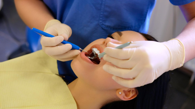 יישור שיניים למבוגרים: 3 השיטות שחשוב שתכירו (צילום: FREEPIK)