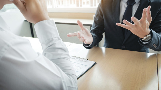 ריאיון עבודה שפת גוף (צילום: אינגאימג')