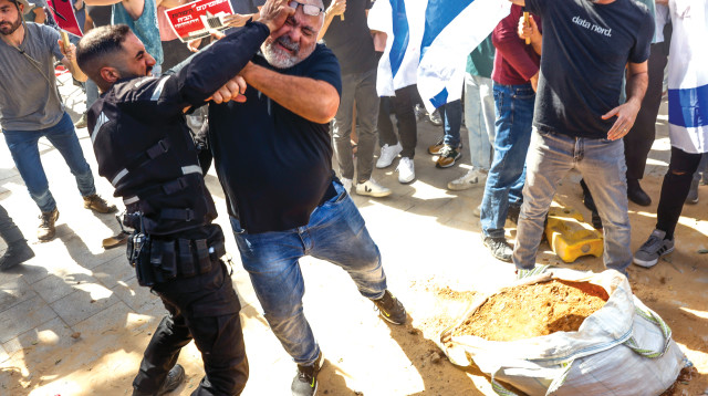 עימות בין שוטר למפגין, צילום אריק מרמור, פלאש 90, F230301EM114 (צילום:  אריק מרמור פלאש 90)