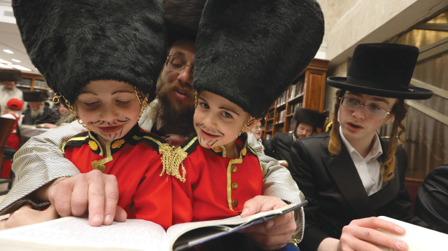 קריאה במגילת אסתר (צילום: יעקב לדרמן פלאש 90)