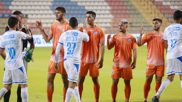 שחקני הפועל ראשון לציון, עומרי לוזון במרכז (צילום: קובי אליהו)