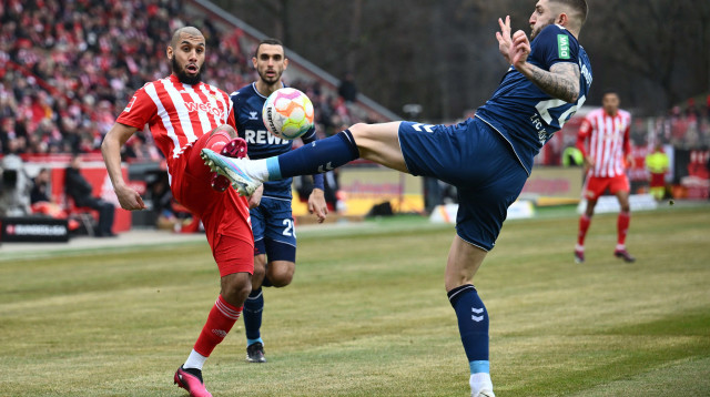 שחקן אוניון ברלין עייסא ליידוני, מול שחקן פ.צ. קלן יוליאן שאבו (צילום: רויטרס)