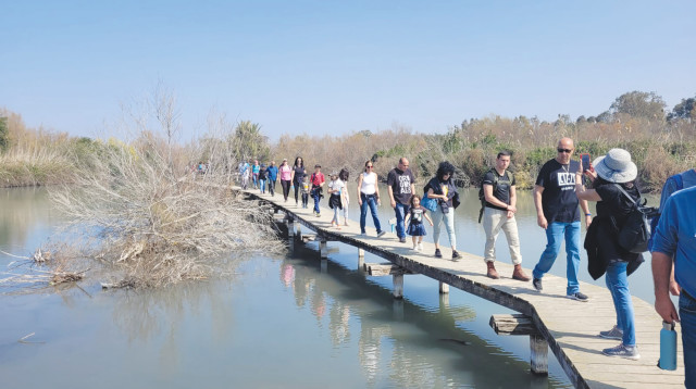 מטיילים בשמורת הטבע עין אפק (צילום: רשות הטבע והגנים)