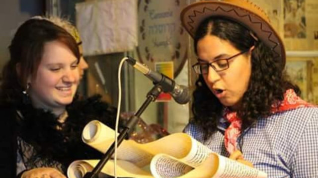 קריאת מגילת אסתר על ידי נשים (צילום: דוברות מכון הדר)