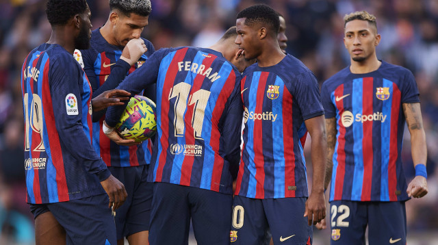 שחקני ברצלונה אנסו פאטי, פראן טורס, לפני פנדל (צילום: GettyImages, Silvestre Szpylma/Quality Sport Image)
