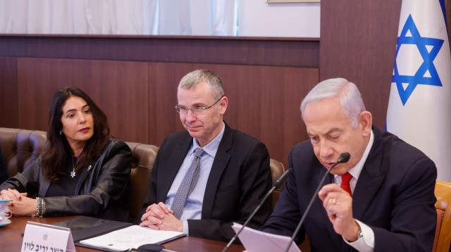 בנימין נתניהו , יריב לוין , מירי רגב (צילום: מרק ישראל סלם)