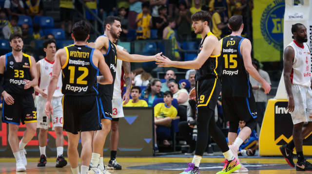 שחקן מכבי תל אביב רומן סורקין עם רפי מנקו (צילום: ברני ארדוב)