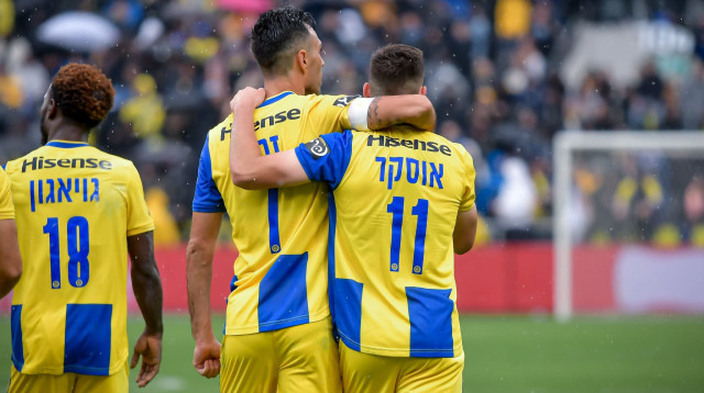 שחקני מכבי תל אביב ערן זהבי, אוסקר גלוך (צילום: אריאל שלום)