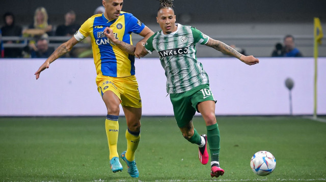 שחקן מכבי חיפה צ'ארון שרי, מול שחקן מכבי תל אביב ערן זהבי (צילום: אריאל שלום)