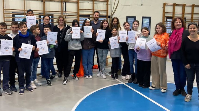 טקס קבלת תעודות למסיימי קורס "נאמני הגישור" בבית ספר אלון (צילום: דוברות עיריית גבעתיים)