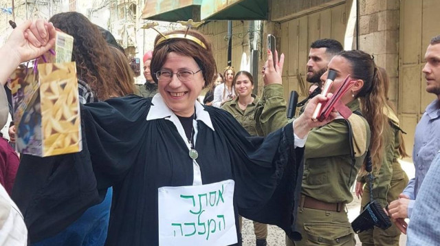 אורית סטרוק מחופשת לאסתר חיות בעדלאידע בחברון (צילום: ניר חסון)