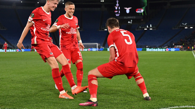 שחקני אלקמאר חוגגים (צילום: רויטרס)