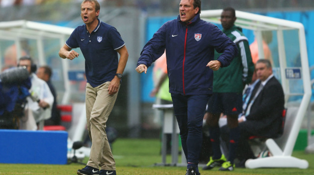 אנדי הרצוג לצד יורגן קלינסמן במשחק של נבחרת ארה"ב נגד נבחרת גרמניה, מונדיאל 2014 (צילום: GettyImages)