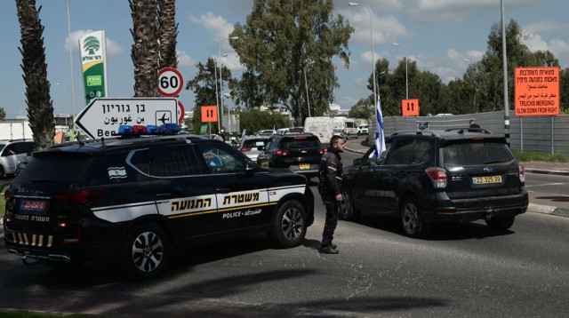 ניידת משטרה בהפגנה בנתב"ג (צילום: אבשלום ששוני)