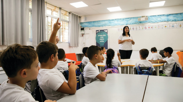 שיעור בכיתה (למצולמים אין קשר לכתבה) (צילום: ארכיון פלאש 90)