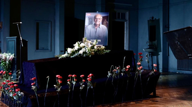 ארונו של חיים טופול בתיאטרון הקאמרי (צילום: אבשלום ששוני)