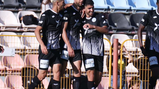 שחקני עירוני טבריה חוגגים עם ז'וליו סזאר (צילום: דני מרון)