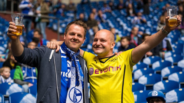אוהד בורוסיה דורטמונד (ימין) עם אוהד שאלקה (צילום: GettyImages)