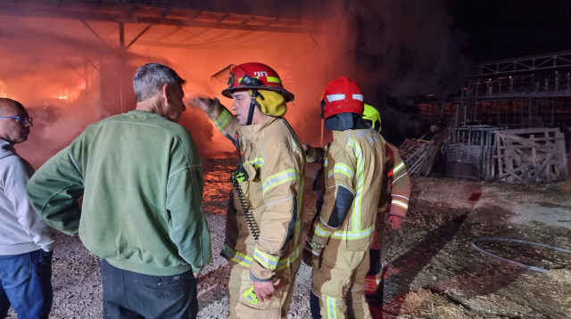 שריפת מתבן במושב נהלל (צילום: כב"ה צפון)