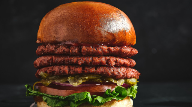 תכלס עושה לנו חשק. קפטן בורגר טבעוני (צילום: גיל אבירם)