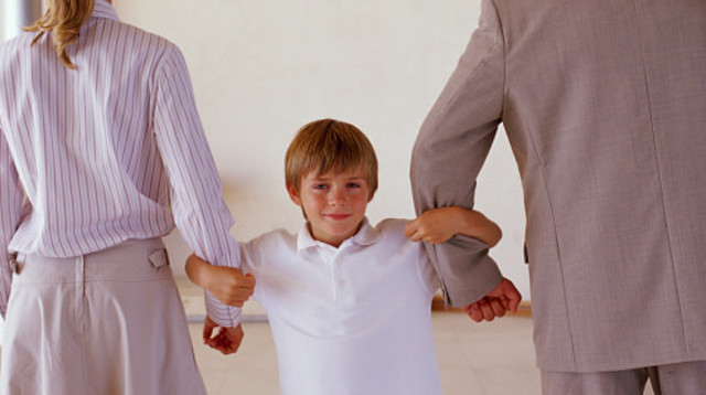 על ניכור הורי  משלמים - האב יפצה את האם ב-180 אלף שקל (צילום: Heide Benser gettyimages)