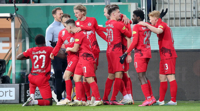 שחקני רד בול זלצבורג חוגגים, אוסקר גלוך שלישי משמאל (צילום: GettyImages, Thomas Pichler)