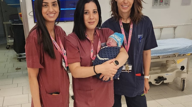 היילוד לצד המיילדות בבית החולים אסותא אשדוד (צילום: בית החולים אסותא אשדוד)