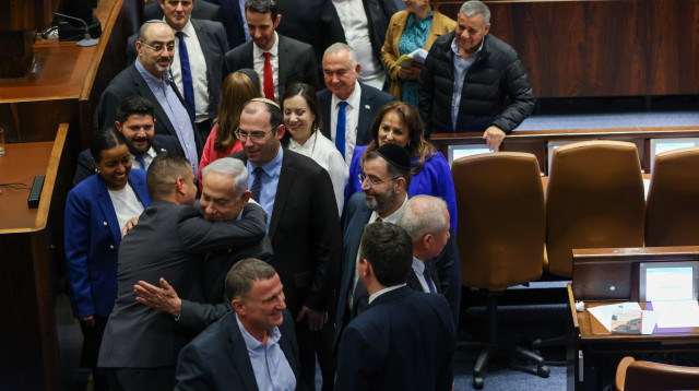 חברי הקואליציה לאחר אישור החוקים (צילום: נועם מושקוביץ, דוברות הכנסת)