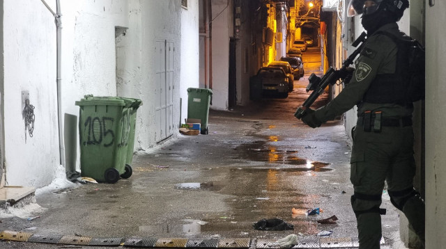 מעצר החשודים בסחר באמל"ח (צילום: דוברות המשטרה)