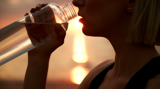 שותים מבקבוק רב פעמי? כדאי לכם לקרוא את זה (צילום: אינג'אימג')